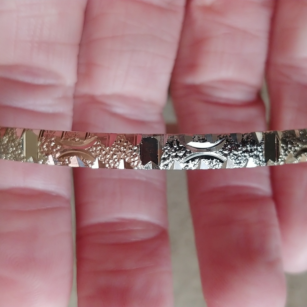 Elegant 7 Gold-Tone Bangle Set - Picture 7 of 7